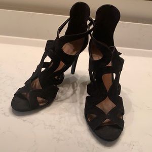 Gorgeous Black heel with cutouts